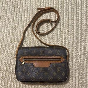 100% AUTHENTIC LOUIS VUITTON CROSSBODY